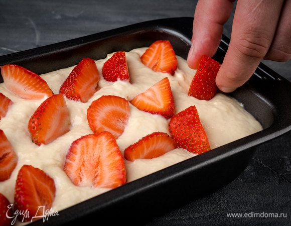 Клубнику выложить поверх теста. Присыпать сахаром, желательно крупным. Поставить в духовку на 10 минут. Затем снизить температуру до 160°С и готовить еще 50 минут.
