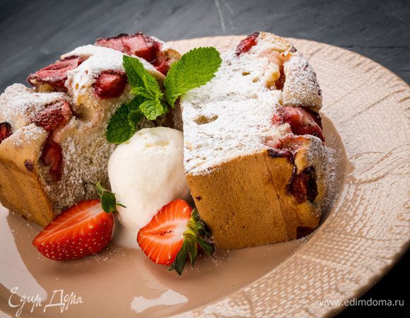 Достать из духовки и дать остыть. Подавать такой летний кекс можно с мороженным или взбитыми сливками. 
