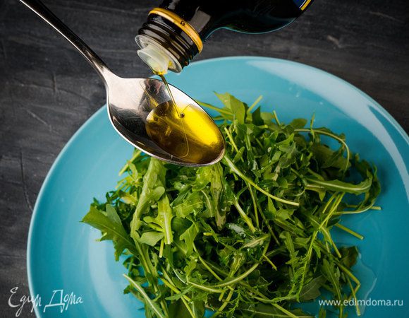 Полейте 1 ст. л. оливкового масла.