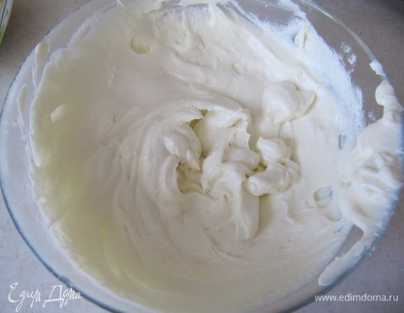 Творог протереть через сито. Добавить сахар, ванильный сахар и размягченное сливочное масло и взбить блендером до однородного состояния.
