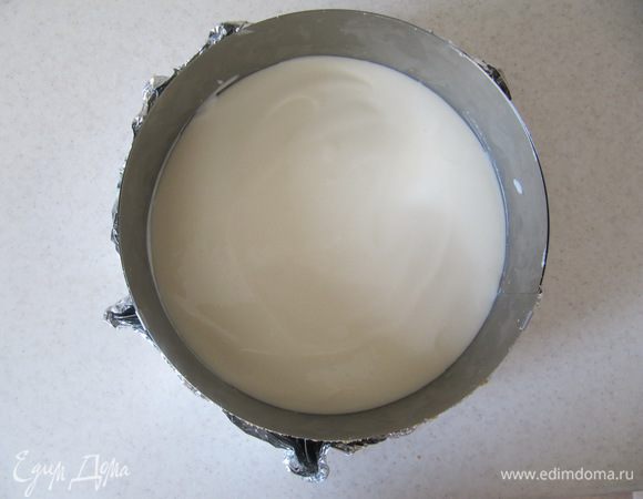 Вылить творожно-желатиновую массу на песочную основу и снова отправить в холодильник, пока занимаемся вишневым слоем, или минимум на 20-30 минут.