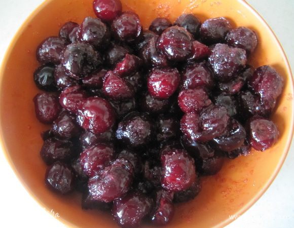 Из вишни удалить косточки и смешать с сахаром.