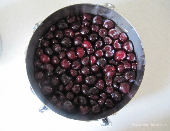 На творожно-желатиновую основу выкладываем вишню, смешанную с сахаром.