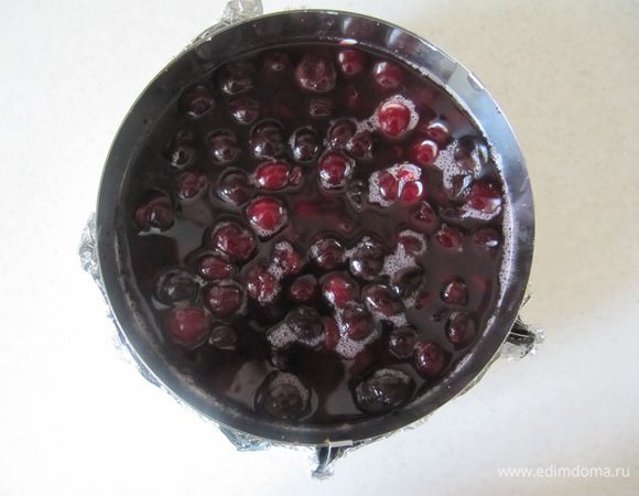 Равномерно заливаем вишню приготовленным теплым желе и отправляем на ночь в холодильник до полного застывания чизкейка.