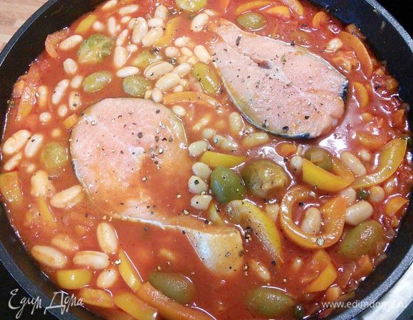 Добавить к рагу фасоль (предварительно слить жидкость) и рыбу, полить лимонным соком и посыпать орегано, накрыть крышкой и тушить 15—20 мин. 