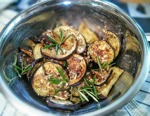 Добавить розмарин, полить маринадом и аккуратно перемешать.  Охладить и дать настояться. У меня ночь. Приятного аппетита! 