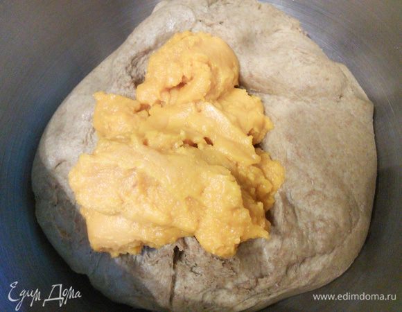 Перед выпечкой вынуть тесто за 0,5 часа для акклиматизации. Тыквенное пюре можно приготовить заранее (у меня из прошлогоднего запаса, размороженное, я предпочитаю запекать тыкву в духовке). Вмешать тыквенное пюре в тесто. Задействуйте свою кухонную технику, для этого потребуется минут 10–15.