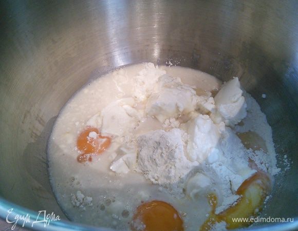 В день выпечки все ингредиенты смешать с опарой в чаше комбайна (дрожжи развести теплым молоком) и вымешивать первые 5 мин на малых оборотах, затем увеличить скорость до 3 ступени и продолжить замес еще 15-20 минут. Тесто в конце замеса получается эластичным и полностью отделяется от стенок чаши комбайна.  

* мне пришлось добавить немного муки, зависит от величины яиц и т. д. 