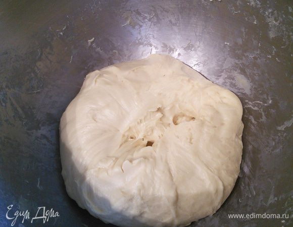 Тесто оставить под пленкой на 1,5 часа на отдых при комнатной температуре без сквозняков. 