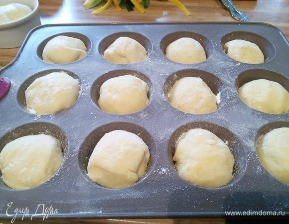 и поместить в смазанную маслом форму, присыпать мукой,  накрыть пленкой и оставить на расстойку в теплую (25°С) духовку на 1 час.  