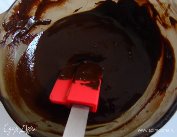 Шоколад растопите на водяной бане или в микроволновке.