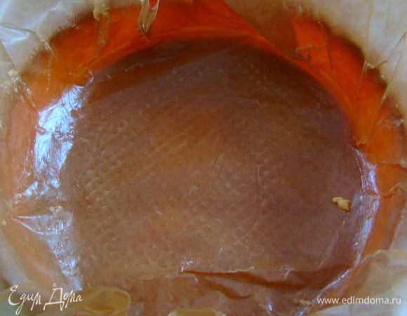 Форму застилаем пергаментом и смазываем сливочным маслом.