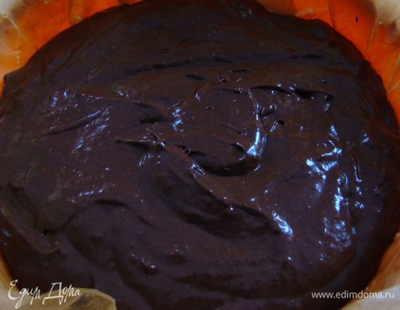 В конце добавляем соду, еще раз взбиваем и выливаем тесто в форму. Отправляем выпекаться в разогретую до 175°С на 25-30 минут.