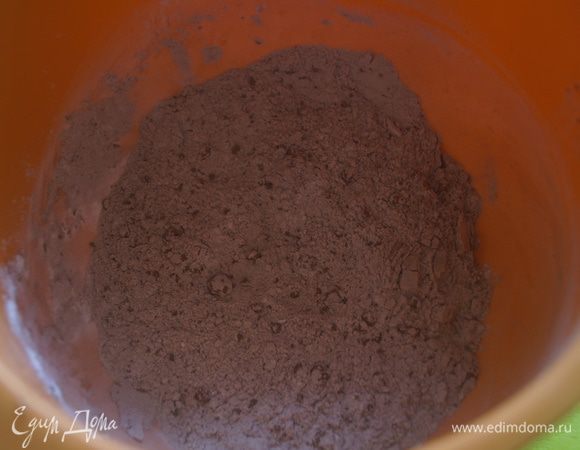 Для бисквита: в чаше смешать муку, крахмал и какао-порошок (сухая смесь). Просеять.