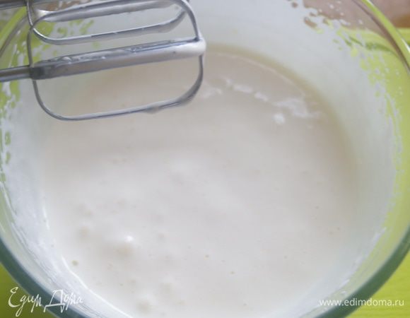 Яйца взбить с сахаром до увеличения в объеме в 3 раза. 
Масса будет белой, очень воздушной и гладкой.