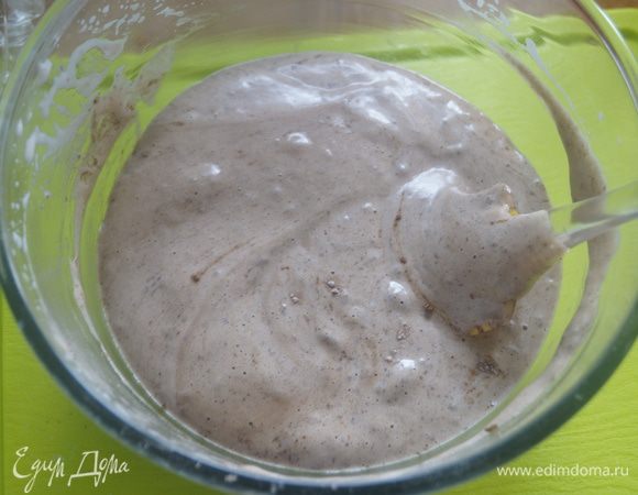 Добавить во взбитую массу просеянную сухую смесь в 2 приема и аккуратно перемешать лопаткой снизу вверх, до однородного состояния.