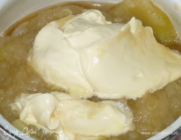 Посолить по вкусу, поперчить (по желанию), добавить сливки. Протушить 3-5 мин, помешивая, чтобы не пригорело.