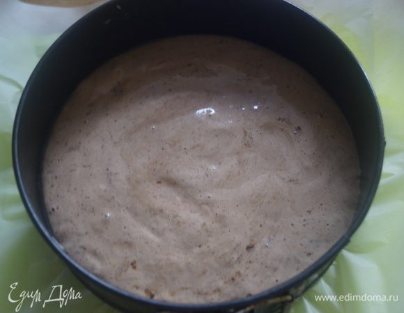 Застелить форму для выпечки бумагой для выпечки и вылить аккуратно тесто. Выпекать в разогретой до 200°C духовке около 10-12 минут.