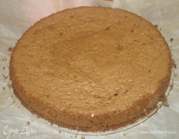 Готовый бисквит остудить и аккуратно вынуть из формы, бумагу не снимать. Бисквит получается очень нежным и воздушным.