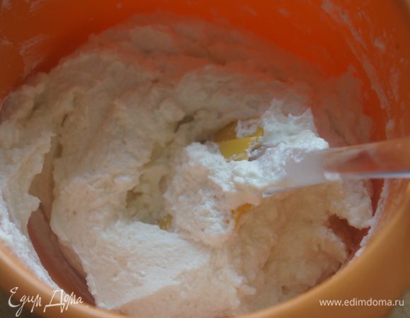 Яичное суфле: смешать сахар и воду, поставить на медленный огонь и уварить, постоянно помешивая до 110°C.
Желатин замочить в кипяченой холодной воде. 
Набухший желатин распустить на водяной бане.
Размягченное сливочное масло взбить в пышную массу со сгущенкой.