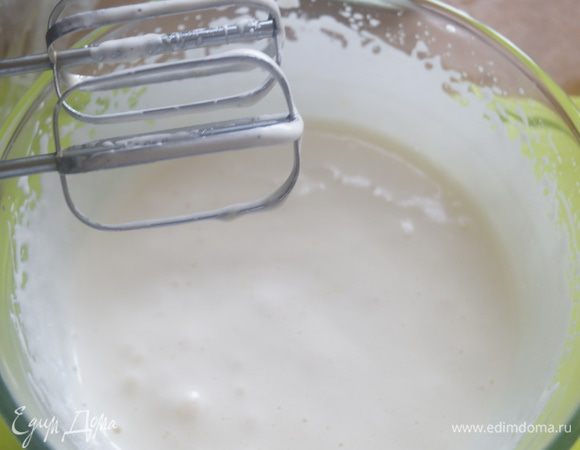 Взбить в пышную массу белки и, не переставая взбивать, влить тонкой струйкой кипящий сироп. 
Затем влить распущенный желатин. 
Продолжить взбивать на большой скорости до остывания массы до 45°C.