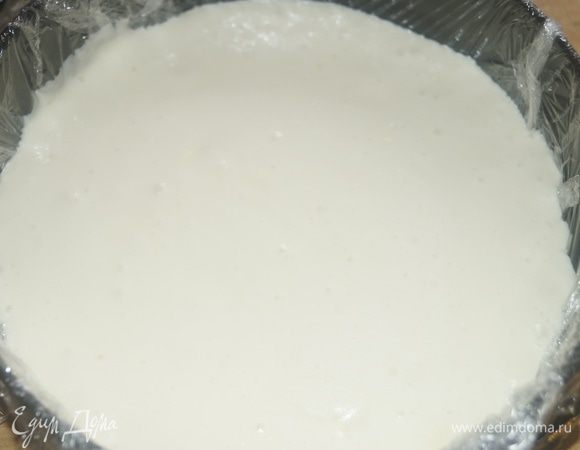 Во взбитые белки выложить взбитое сливочное масло и хорошо перемешать лопаткой. Масса должна стать однородной.
Разъемную форму застелить пищевой пленкой и вылить в нее яичное суфле. Убрать в холодильник до полного застывания.