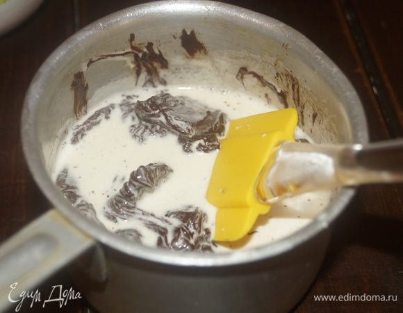 Шоколадный мусс. Желатин замочить в кипяченой холодной воде. 
Набухший желатин распустить на водяной бане.
100 г сливок вылить в сотейник и нагреть до 95°C. 
Снять с огня и выложить в них поломанный шоколад. 
Шоколад должен полностью раствориться. Остудить массу до 45°C и добавить желтки, хорошо перемешать.