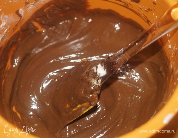 180 г сливок взбить в пышную пену (но очень аккуратно, чтобы сливки не превратились в масло). 
Отложить 2 ст. л. в отдельную чашу, а остальные смешать с растопленным шоколадом. 2 ст. л. сливок смешать с остывшим желатином (до 30°C) и добавить к основной массе шоколадного мусса.