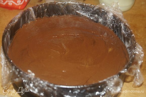 Выложить шоколадный мусс в форму на полностью зажелированное суфле. Убрать в холодильник до полного застывания.