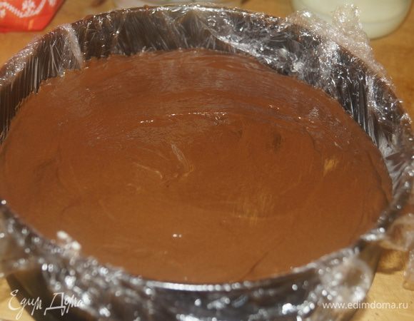 Выложить шоколадный мусс в форму на полностью зажелированное суфле. Убрать в холодильник до полного застывания.