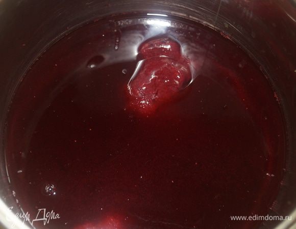 Для ягодной прослойки ягоды выложить на сито и дать стечь соку.
Желатин замочить в холодной кипяченой воде. 
Крахмал развести в воде.
В сотейник вылить сок, положить сахар и ягодное пюре. 
Довести до кипения и ввести разведенный крахмал. Варить помешивая до загустения. Немного остудить и ввести желатин, мешать до полного его растворения. Массу остудить до 30°C.