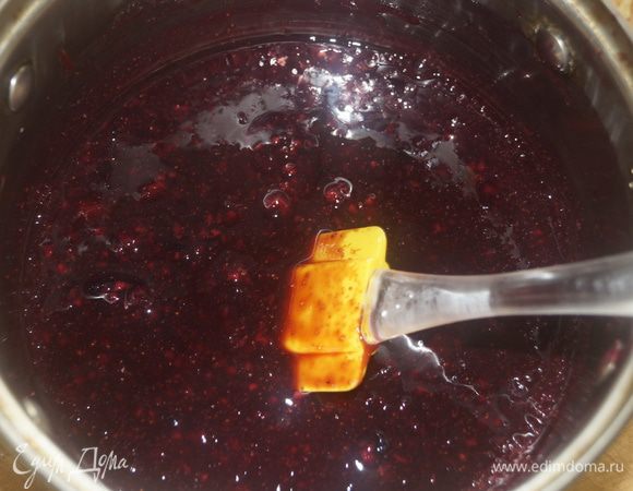 Добавить немного измельченные ягоды. Перемешать.