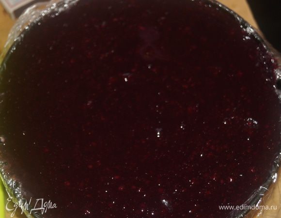 Вылить ягодную массу поверх шоколадного мусса. 
Убрать в холодильник, дать массе схватиться и выложить бисквит, снова убрать в холодильник до полного застывания ягодной прослойки.
