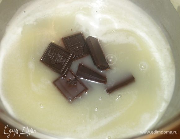 Для глазури: желатин замочить в холодной кипяченой воде.
В сотейнике соединить сахар и воду. Уварите сироп до 110°C.
Влить сливки и прогреть массу до 95°C, снять с огня. 
Добавить шоколад и хорошо перемешать до его растворения.