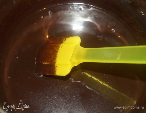 Добавить желатин, мешать до его полного растворения. 
Остудить массу до 25°C. 
Готовый торт накрыть тарелкой и перевернуть на нее. Снять форму и пищевую пленку. Надеть на торт высокое разъемное кольцо или туже форму, только удлинив верх фольгой в несколько слоев (как я и сделала).