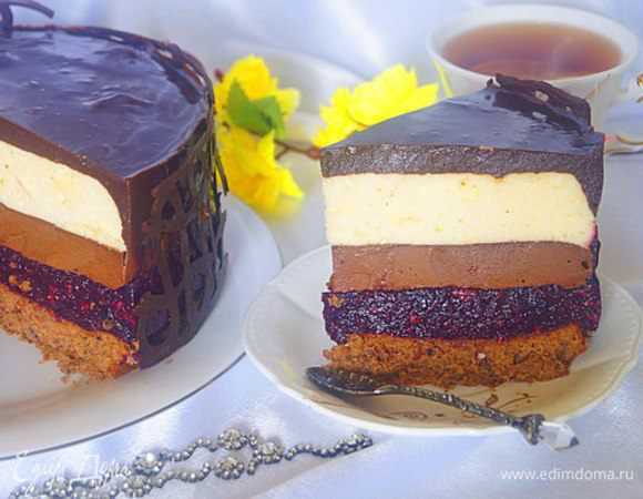 Залить верх торта глазурью и убрать в холодильник до полного ее застывания.
Декорировать бока можно шоколадными лентами или же той же глазурью что и верх торта.
До подачи торт держать в холодильнике. 
Приятного чаепития и отличного праздника!!!