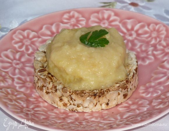 Выложить на свежий белый хлеб колечки кабачков, сверху разваренную часть, украсить петрушкой. Готово! Приятного аппетита! 