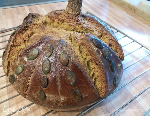 Готовый хлебушек остудить на решетке. * в 4 шаге я написала, что после замеса тесто нужно поставить на час для отдыха, но в оригинальном рецепте автор выпекал хлеб сразу. Может из-за этого мой хлеб так "взорвался" при выпечке. Я обратила внимание, что за этот час отдыха тесто в размере не увеличилось, зато бурный рост начался уже в духовке.