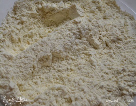 Муку и разрыхлитель насыпать в чашку в которой будете замешивать тесто.