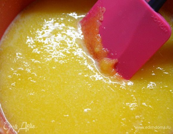 Яйца разделить на желтки и белки. Желтки растереть с сахаром.
