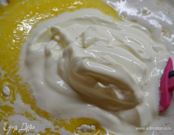 Влить в муку, туда же добавить сметану, растопленный маргарин, соль, ваниль.