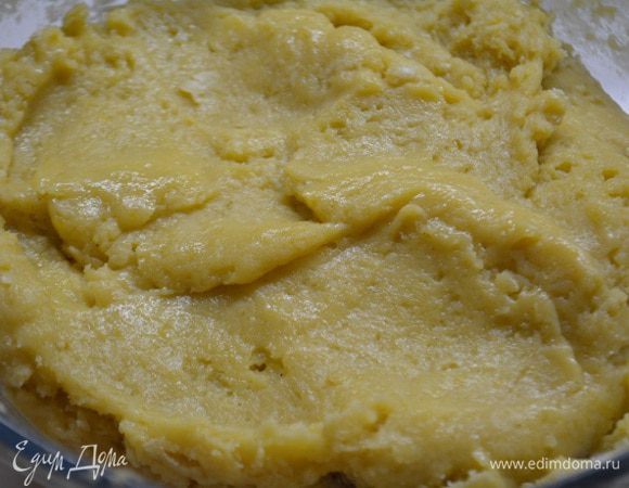 Замесить мягкое эластичное тесто. Отщипнуть небольшой кусочек и убрать его в морозилку (в дальнейшем мы будем его натирать сверху). Остальное тесто накрыть пленкой и убрать на время в холодильник.