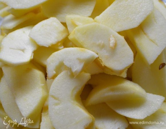 Тем временем займемся яблоками. Их надо очистить от кожуры и семян и порезать тонкими пластинами. Сбрызнуть соком лимона, чтобы не потемнели.