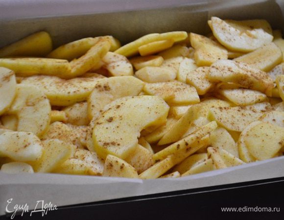 На тесто выкладываем яблоки и посыпаем корицей.