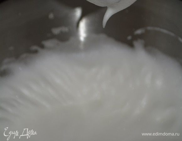 Белки взбить до устойчивой пены. Смешать пудру, крахмал и кисель. И в несколько приемов просеять к белкам. Аккуратно лопаткой вмешать снизу вверх.