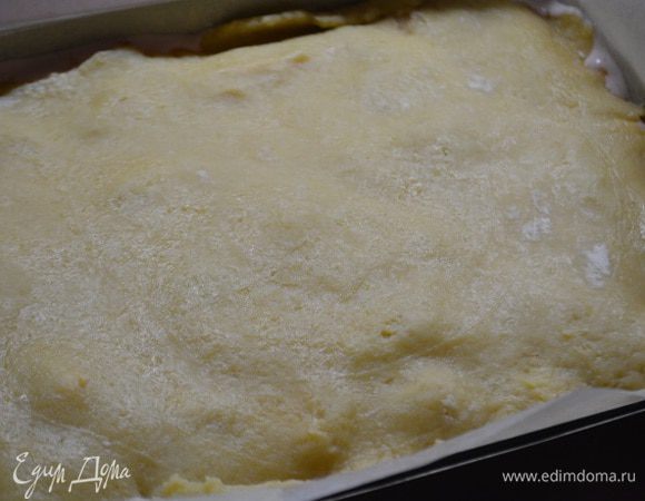 Вторую часть теста раскатать в пласт и уложить сверху на кисельную массу. Удобно тесто переносить с помощью силиконового коврика или пекарской бумаги.