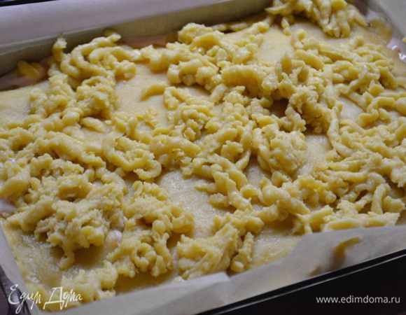 Теперь дошла очередь теста из морозилки. Достаем и натираем на крупной терке. Запечь в разогретой духовке при 180°C, 50-60 минут.
Достать и остудить.