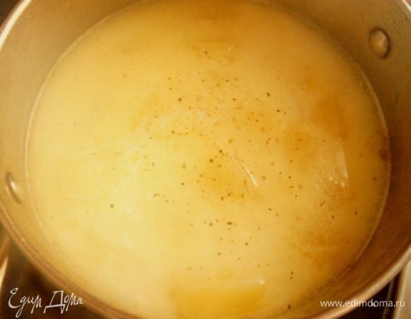 Влить в кастрюлю воду и сливки (я брала 10%). Посолить, поперчить и варить на медленном огне 15-20 минут до готовности.