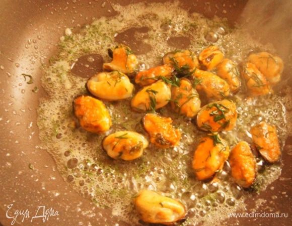 Мидии предварительно разморозить. Обжарить их на оливковом масле, присолить и добавить измельченный укроп.