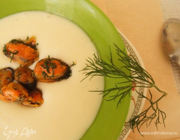 Взбить крем-суп в блендере. Сервировать обжаренными мидиями. Подавать горячим. Приятного аппетита!